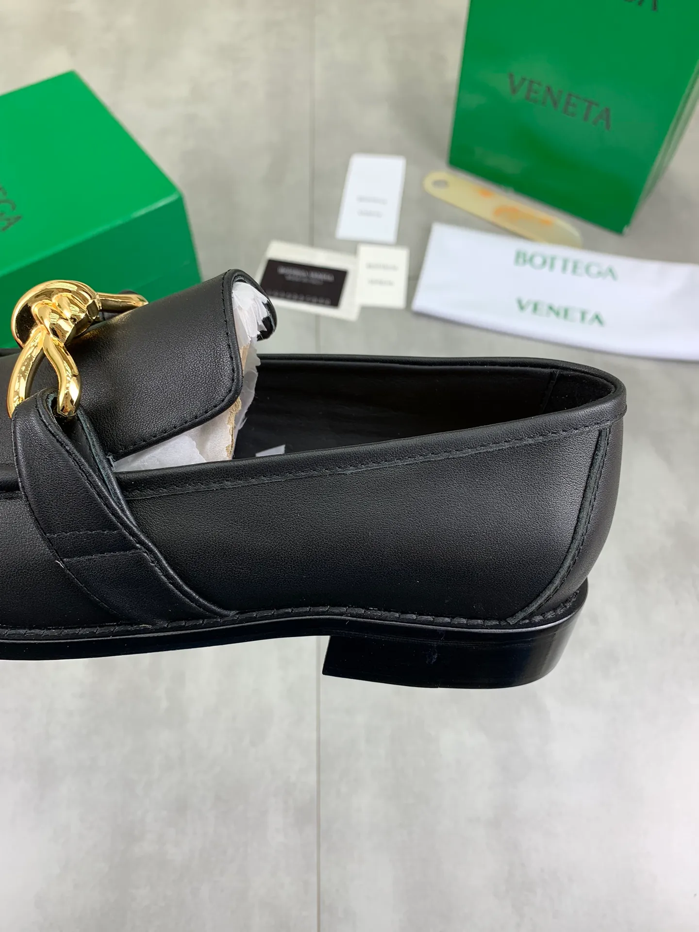 Men's shoes 💰P820 [New model] (genuine leather outsole) water-dyed cow lining 💰High-quality business couple leather shoes 💎💎💎 BOTTEGA VENETA official website synchronizes the latest top version of BV in the market, accept material comparison, shoe type comparison, process comparison, practical and textured, versatile and suitable for any occasion, the more you look at it, the more flavorful it becomes. Purely hand-knitted craftsmanship - Upper material, calfskin imported from Italy 🇮🇹 - High-quality water-dyed cowhide lining - Original private model customized leather outsole -Size: Female 35-39 (40 ordered) Male 39-44 (38 45 can be customized) Color: Multiple colors available